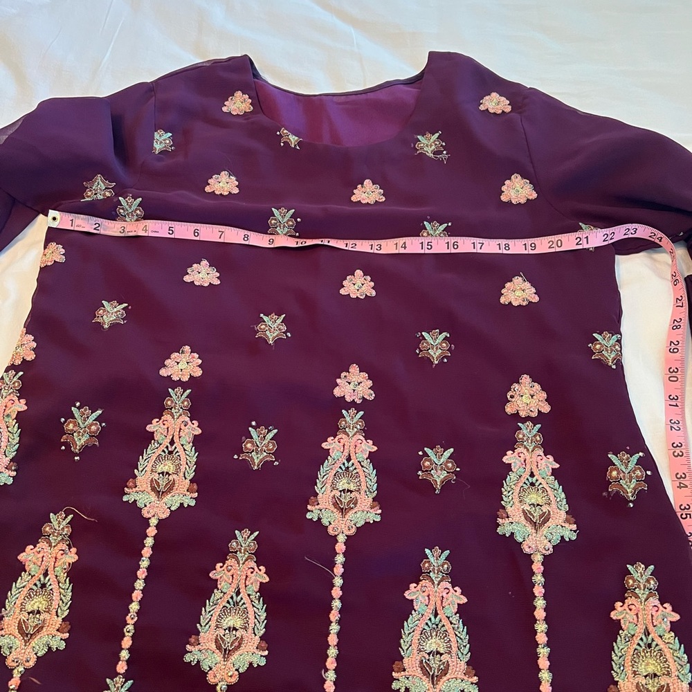 Embroidered suit - Picture 9 of 9
